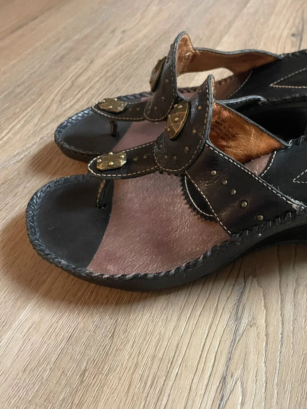 Clarks Artisan Black Leather Wedge Sandals with Studded Accents 6.5M Summer!